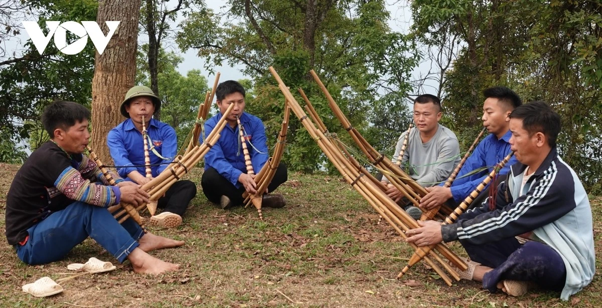 Nhiều người trẻ ở Mù Cang Chải đam mê các điệu khèn Mông.