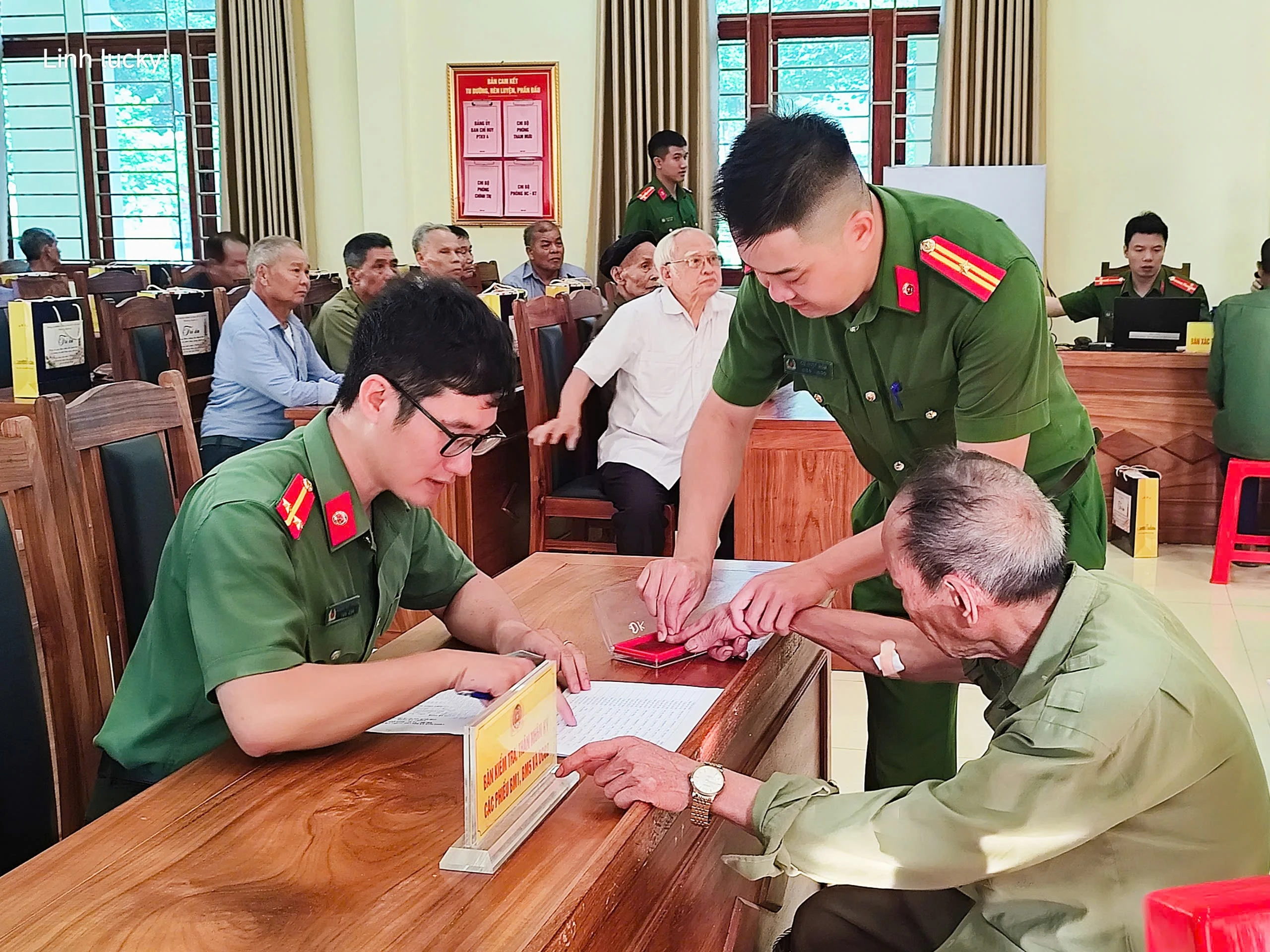 cong-an-phuong-ho-tro-cac-cu-suc-khoe-yeu.jpg