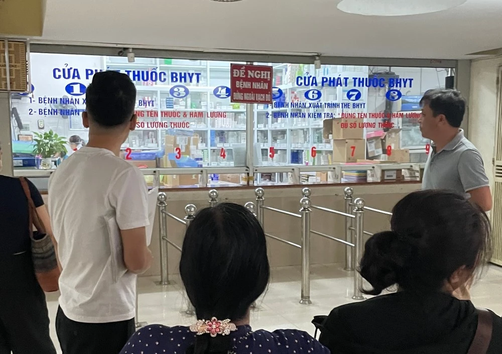 Người dân vẫn phải chi khoảng 40% từ tiền túi cho khám chữa bệnh. Ảnh minh họa
