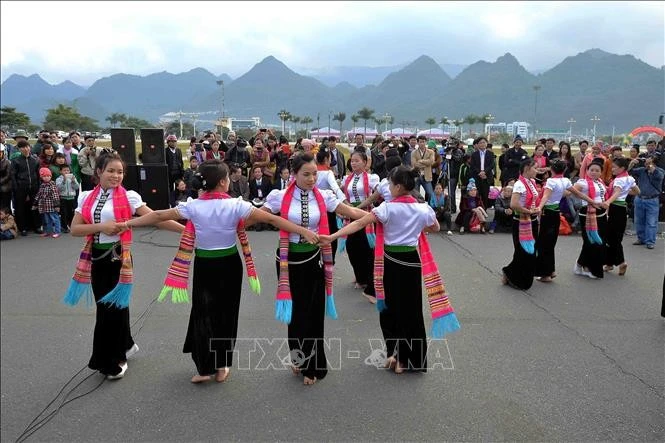 Múa xòe dân tộc Thái Yên Bái.
