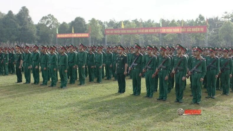 Hình ảnh đầy trang nghiêm trong phim tài liệu "Tiến bước dưới Quân kỳ" tập 2.