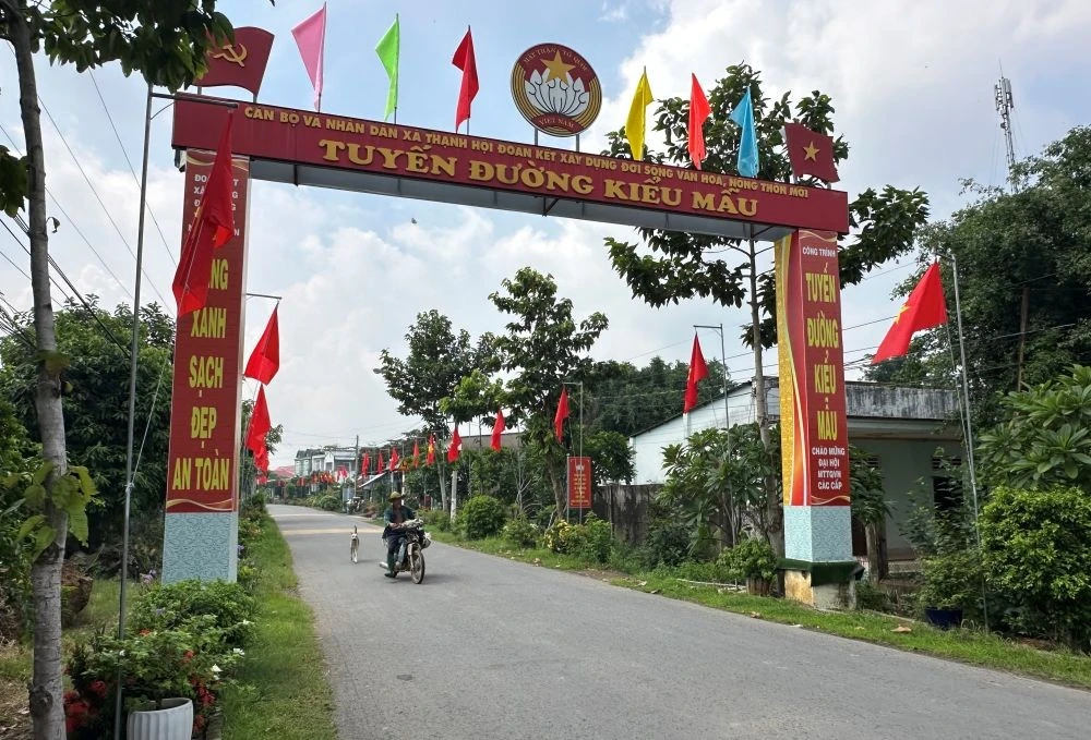 Chương trình xây dựng NTM ở Bình Dương đang được triển khai đồng bộ trên nền tảng công nghệ số. Trong ảnh: Tuyến đường kiểu mẫu ở xã NTM kiểu mẫu Thạnh Hội, TP.Tân Uyên sáng - xanh - sạch - đẹp.