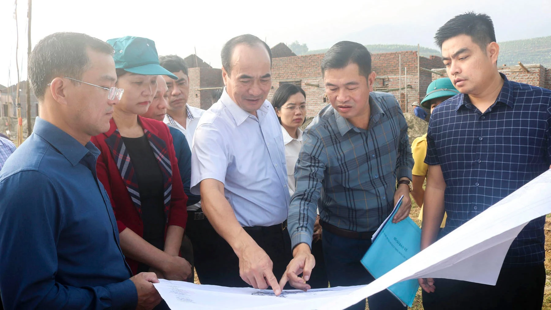 khao-sat-hien-trang-khu-trung-tam-lang-thanh-nien-lap-nghiep-bien-gioi-xa-trinh-tuong.jpg