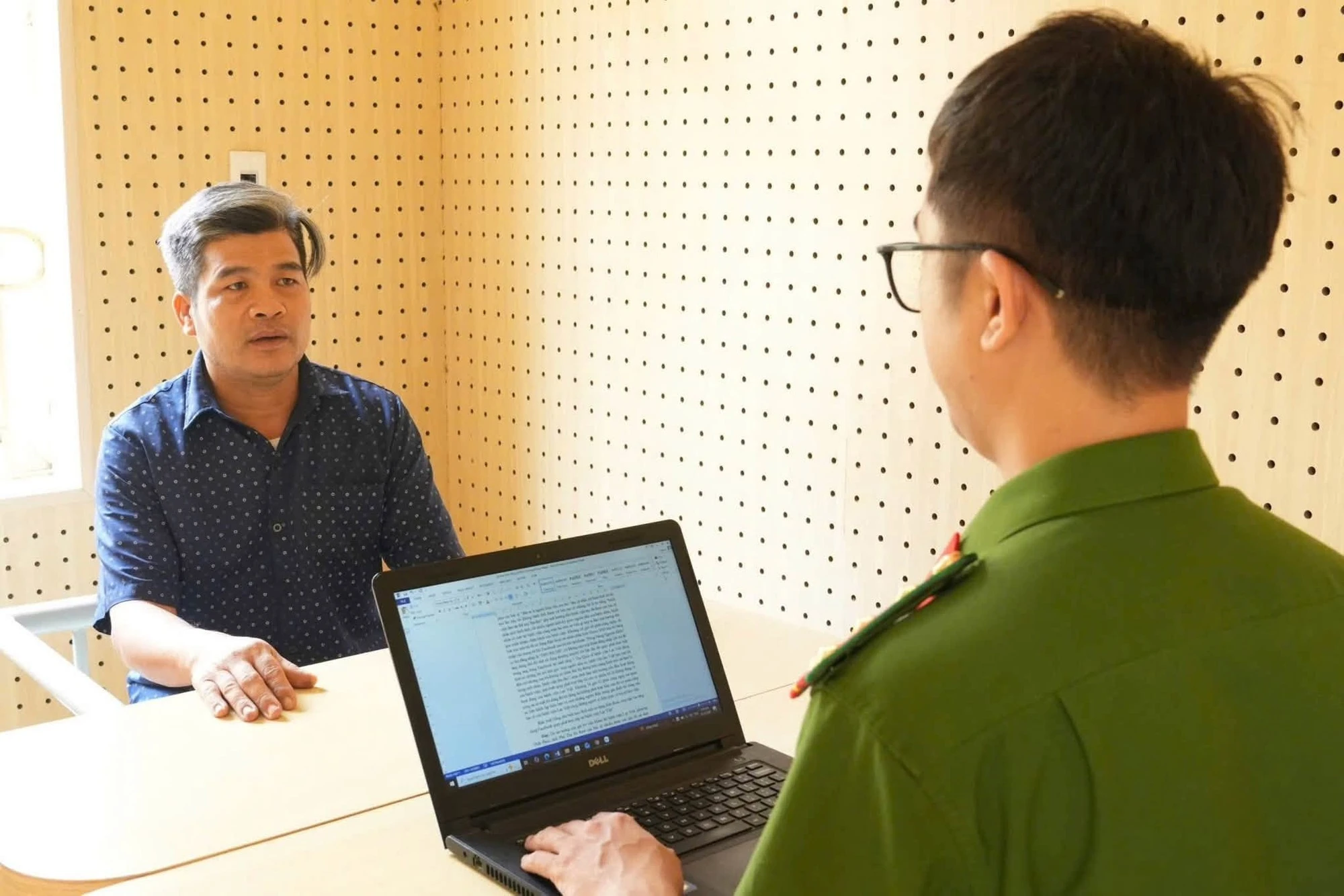 Cơ quan Công an làm việc với bị can Nguyễn Khắc Hồng.