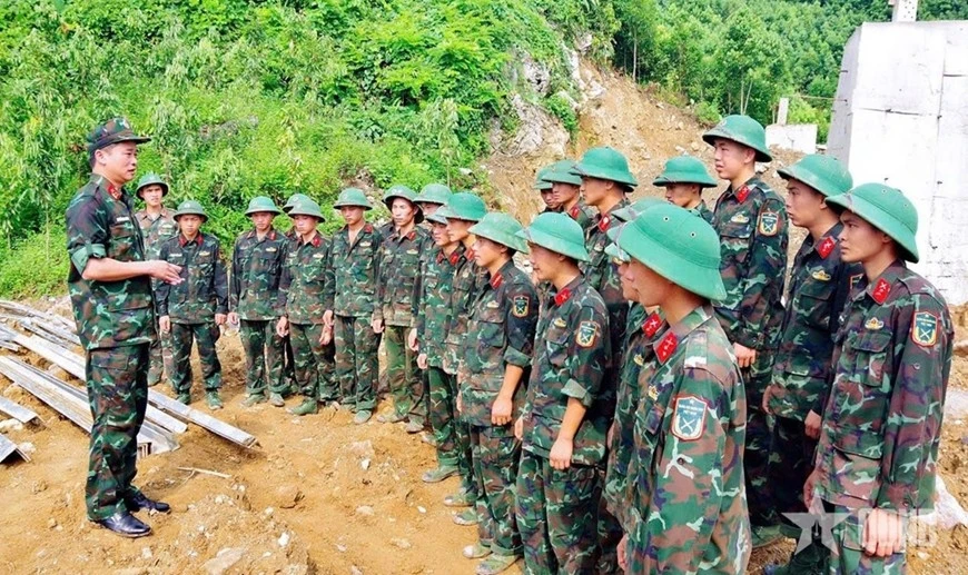 Thủ trưởng Bộ CHQS tỉnh Lào Cai thăm hỏi, động viên cán bộ, chiến sĩ tham gia hỗ trợ thi công đường dây 500kV Lào Cai - Vĩnh Yên.
