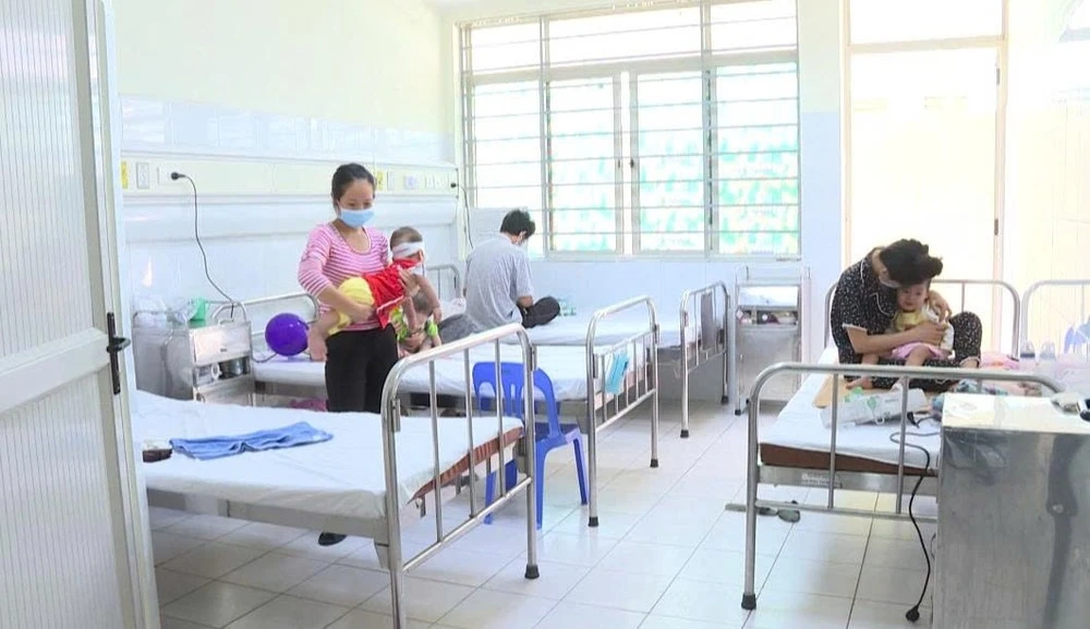 Sốt xuất huyết gia tăng ở cả người lớn và trẻ nhỏ.