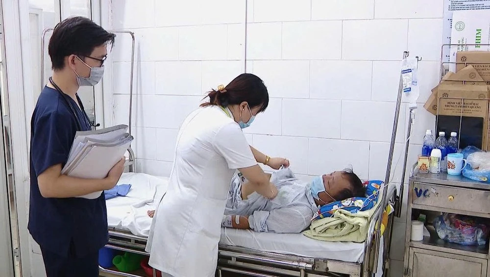 Số ca mắc sốt xuất huyết liên tục gia tăng, bước vào giai đoạn đỉnh dịch.