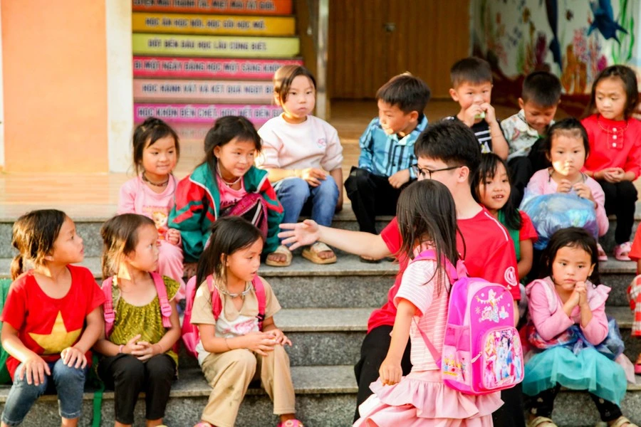 Sinh viên Khoa Khoa học và Công nghệ Giáo dục, Đại học Bách khoa Hà Nội giao lưu cùng học sinh ở xã xã Púng Luông.