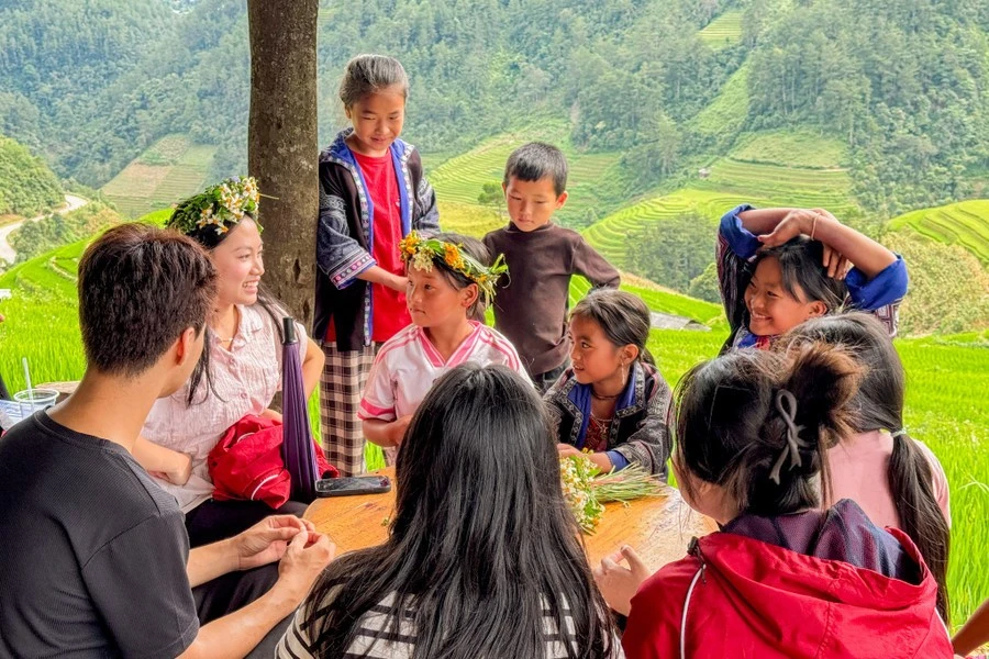 Sinh viên Khoa Khoa học và Công nghệ Giáo dục, Đại học Bách khoa Hà Nội giao lưu cùng học sinh ở xã xã Púng Luông.