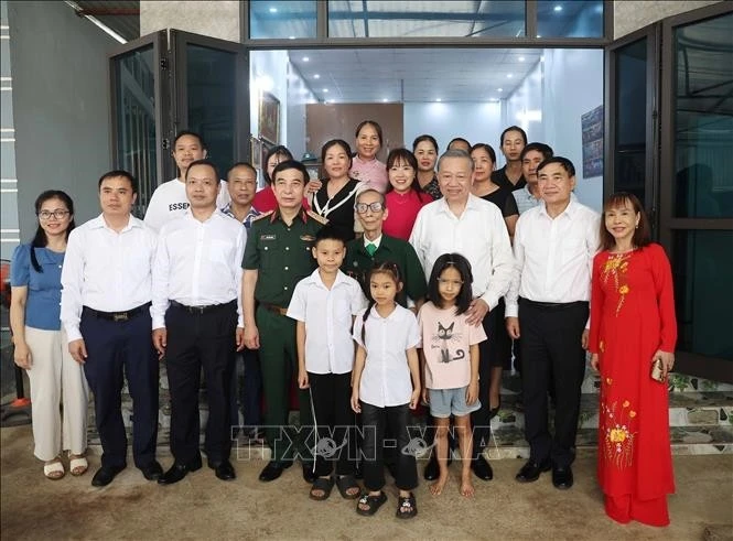 Tổng Bí thư Tô Lâm đến thăm và tặng quà gia đình thương binh Phạm Văn Ngân tại phường Điện Biên Phủ, tỉnh Điện Biên.