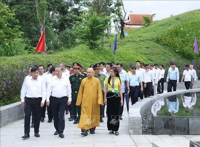 Tổng Bí thư Tô Lâm cùng đoàn công tác Trung ương đến dâng hoa, dâng hương tưởng niệm tại Đền thờ Liệt sĩ ở Chiến trường Điện Biên Phủ.