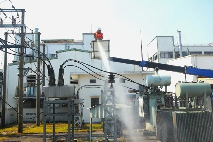Vệ sinh thiết bị điện để đảm bảo cung cấp điện an toàn.