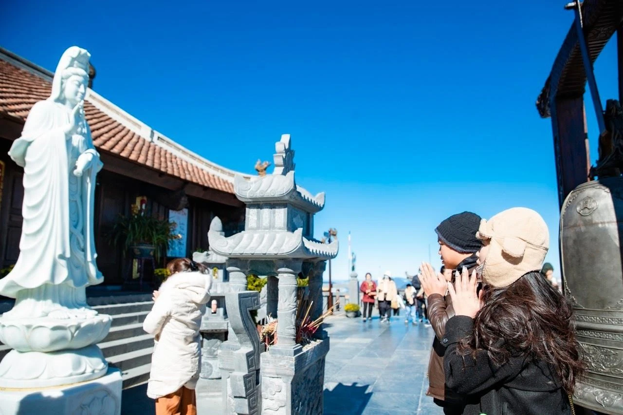 Đến Sa Pa dịp Tết Nguyên đán, đỉnh Fansipan là điểm đến không thể bỏ qua.