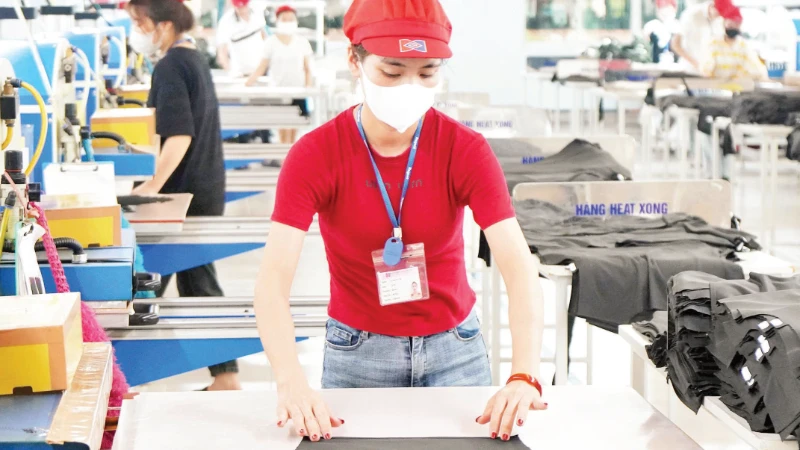 Sản xuất hàng xuất khẩu tại Công ty TNHH May Tinh Lợi, Khu Công nghiệp Nam Sách, Hải Phòng.