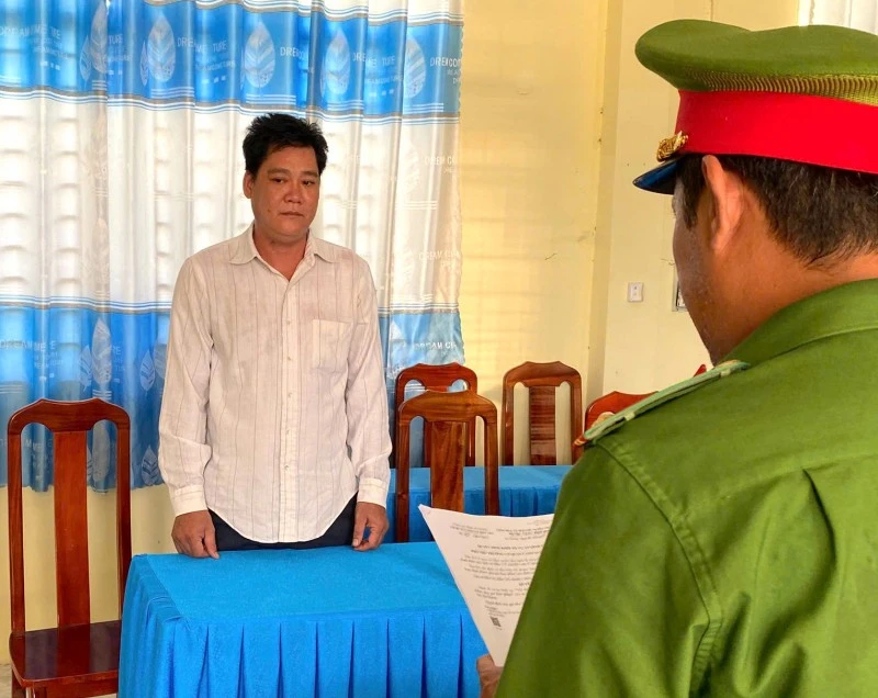 Cơ quan Công an tống đạt quyết định khởi tố bị can đối với Đỗ Văn Quý.