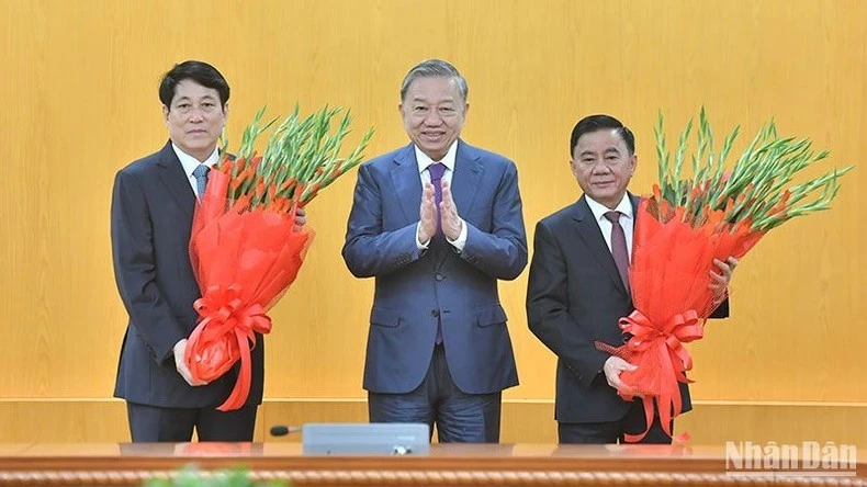 Tổng Bí thư Tô Lâm tặng hoa chúc mừng đồng chí Lương Cường và đồng chí Trần Cẩm Tú.