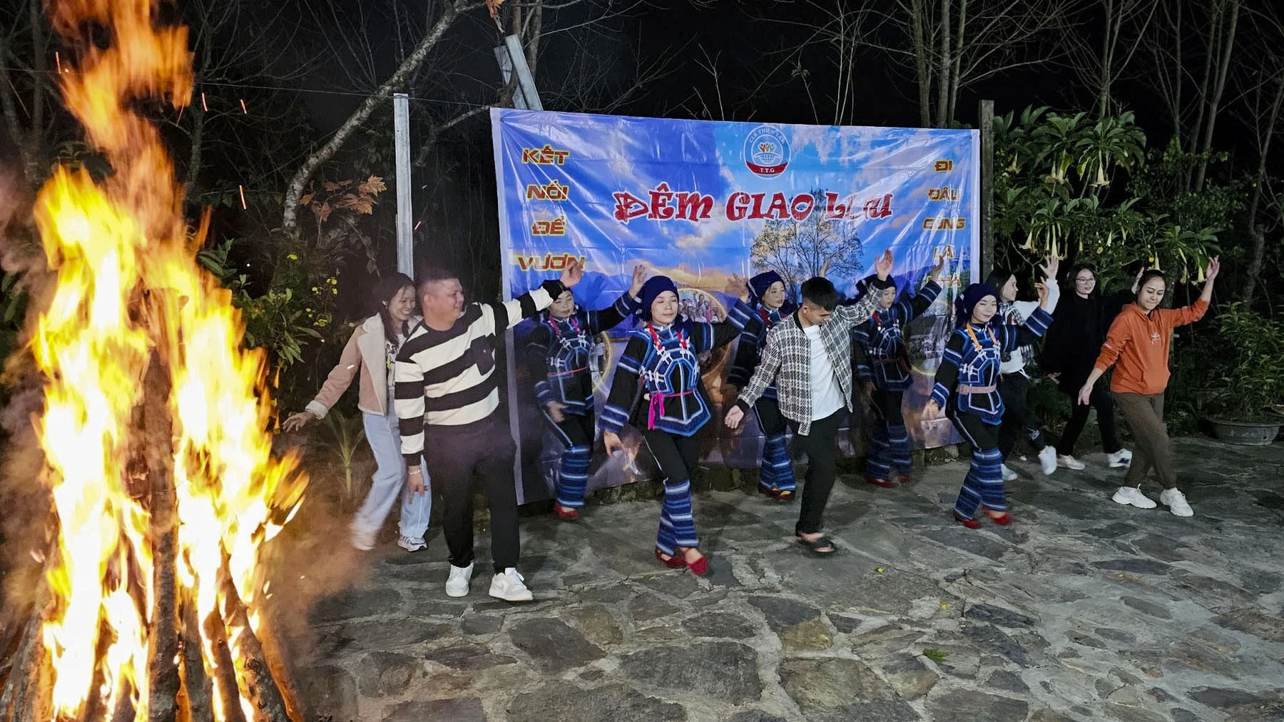 khach-du-lich-giao-luu-lua-trai-tai-y-ty.jpg