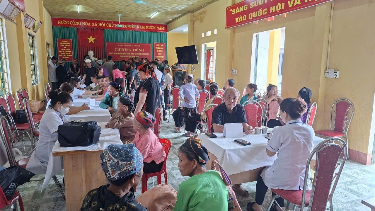 ngay-sau-le-phat-dong-nguoi-dan-thon-1-thuong-da-duoc-cac-y-bac-sy-tham-kham.jpg
