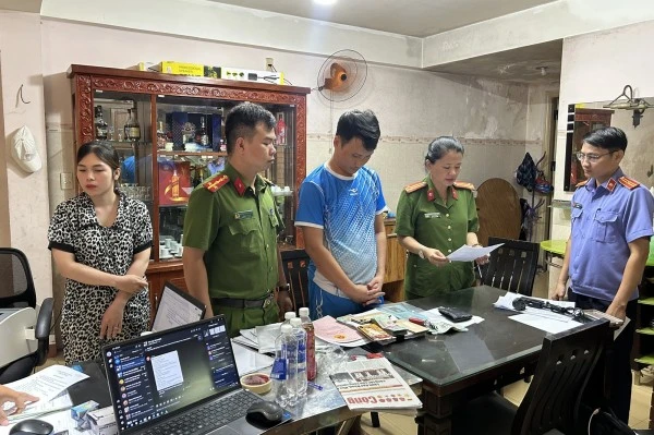 Khám xét khẩn cấp nơi ở của đối tượng “master” Nguyễn Minh Trí, một trong 2 đối tượng cầm đầu đường dây.