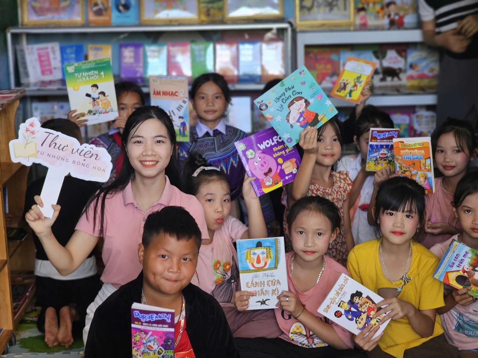Chị Nguyễn Thị Hiền, trưởng nhóm thực hiện dự án “Thư viện từ những bông hoa”.
