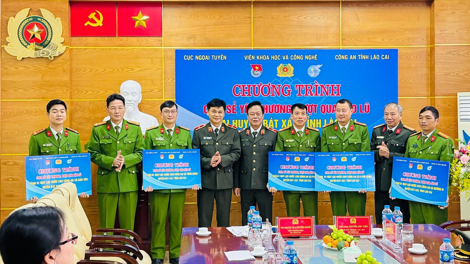 an-4-doan-cong-tac-trao-qua-cho-can-bo-chien-si-cong-an-huyen-bat-xat-2.jpg
