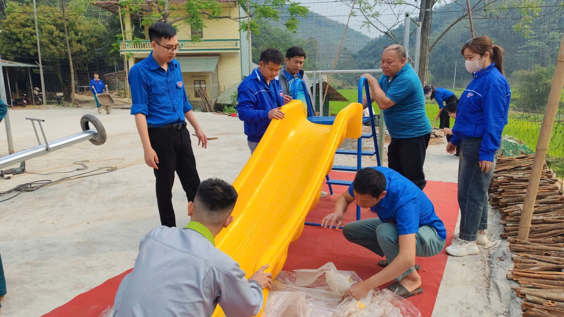 lap-dat-dung-cu-vui-choi-ngoai-troi-dap-ung-nhu-cau-vui-choi-giai-tri-cho-cac-em-thieu-nhi-xa-phuc-khanh.jpg