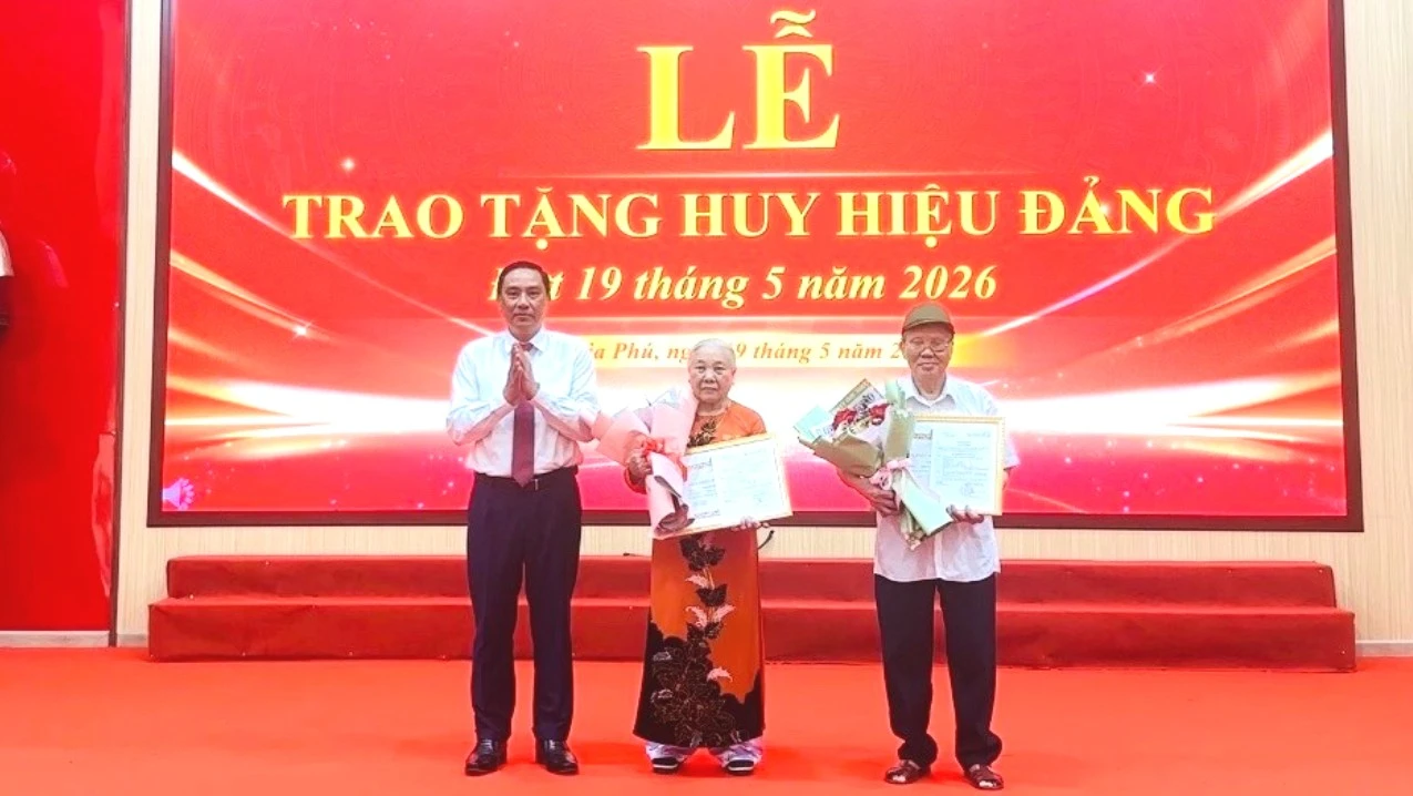 dong-chi-hoang-giang-trao-hhd-cho-dang-vien-60-nam-tuoi-dang-8635.jpg