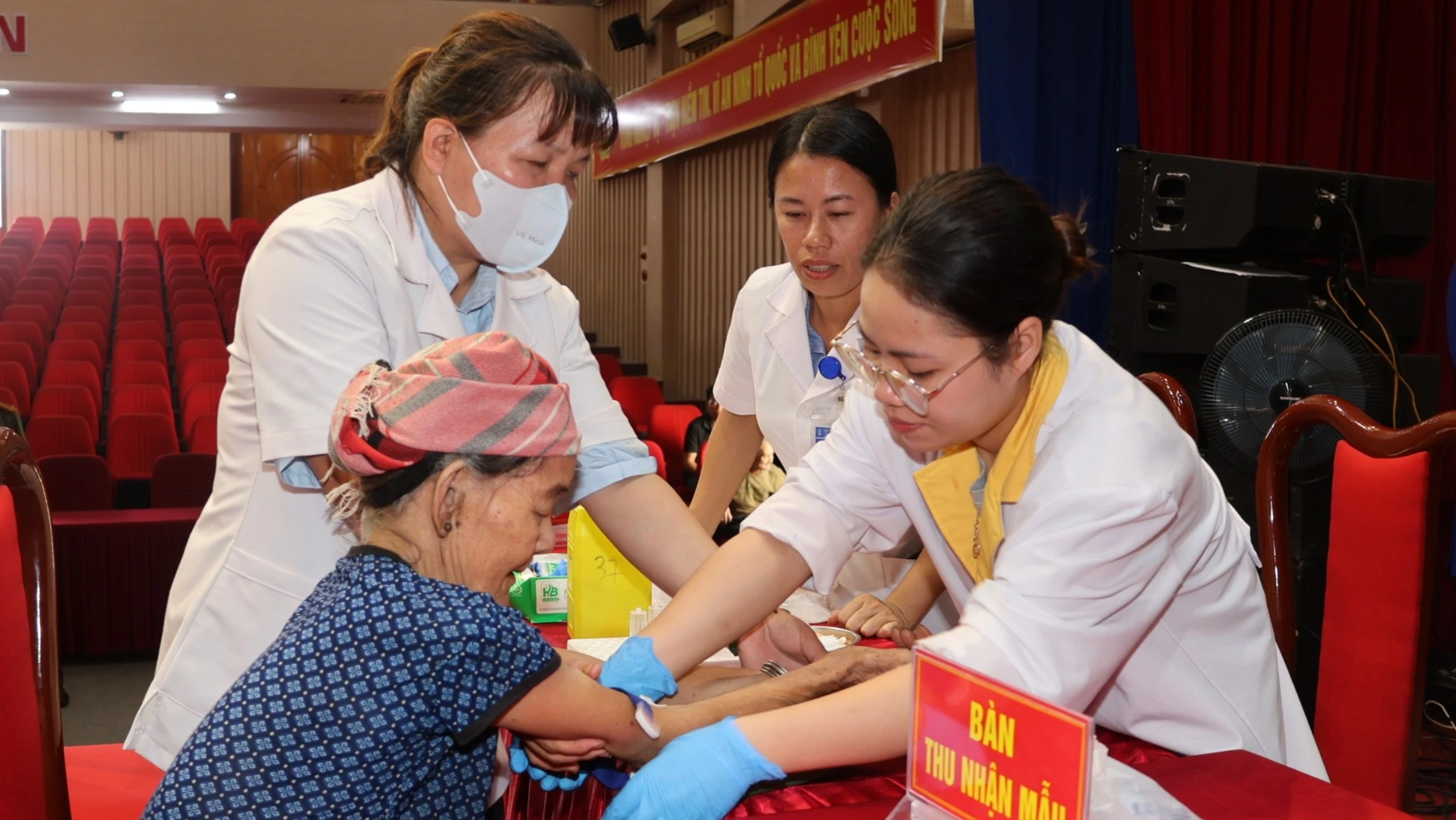 Cơ quan chuyên môn, tổ chức lấy mẫu, thân nhân liệt sĩ.