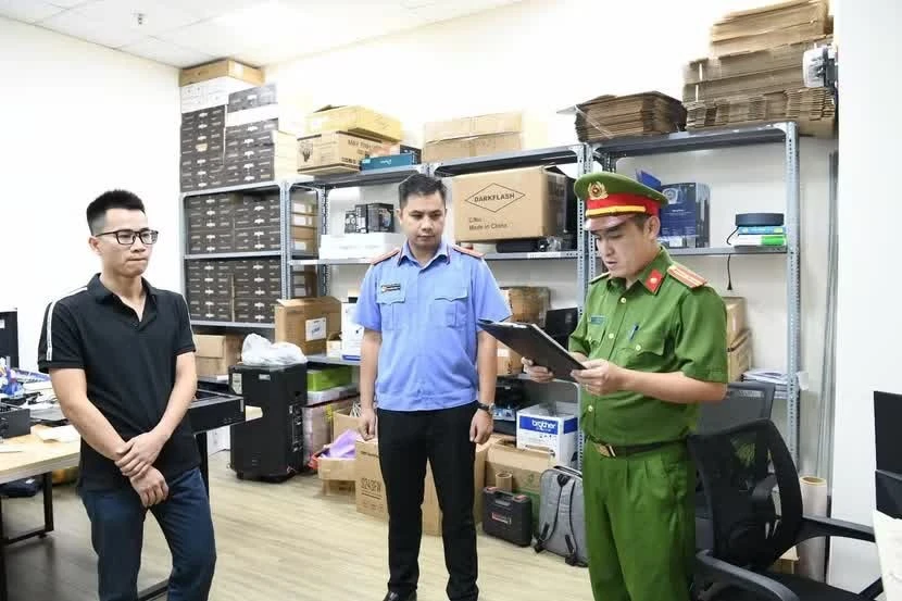 Cơ quan Cảnh sát điều tra Công an tỉnh Phú Thọ thi hành lệnh khám xét khẩn cấp nơi làm việc đối với Khuất Tiến Minh, sinh năm 1990, là Giám đốc Công ty TNHH MTV giải pháp công nghệ Tek- solution tại phường Hà Đông, thành phố Hà Nội.