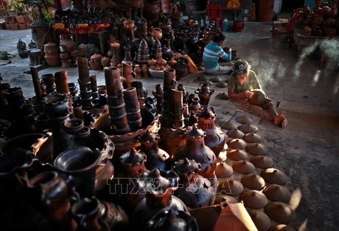 Việc UNESCO ghi danh Nghệ thuật làm gốm của người Chăm vào danh sách Di sản Văn hóa Phi vật thể cần bảo vệ khẩn cấp năm 2023 là sự khẳng định bản sắc văn hóa Việt Nam trong kho tàng Di sản Văn hóa Thế giới.