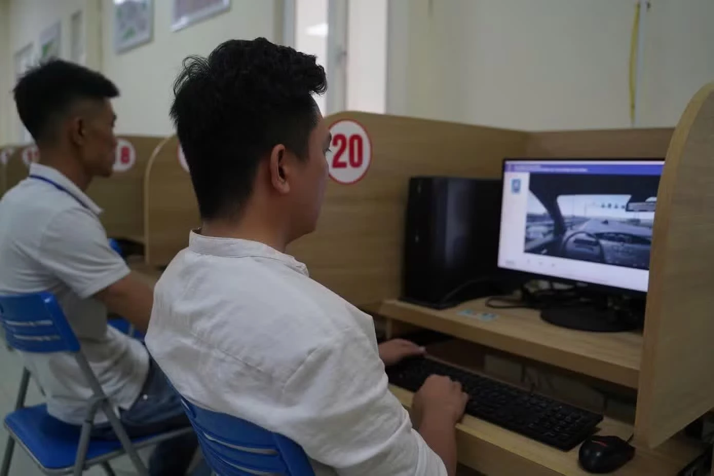 Thí sinh thực hiện phần thi mô phỏng tình huống giao thông. (Ảnh minh họa)