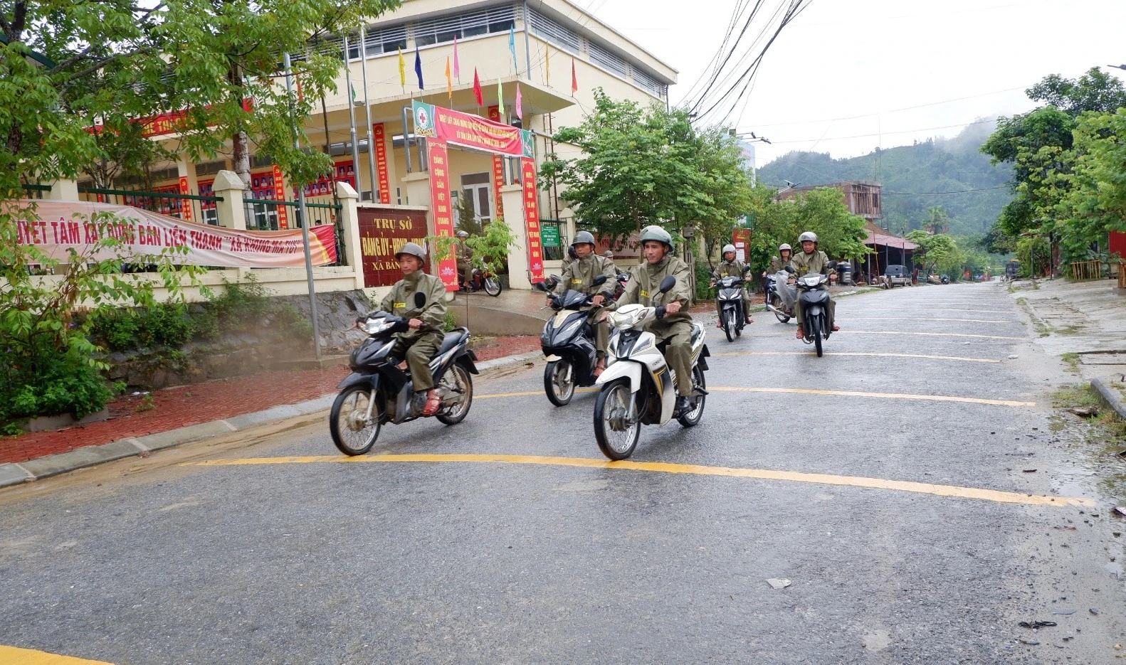 Các lực lượng tham gia diễu hành tuyên truyền.