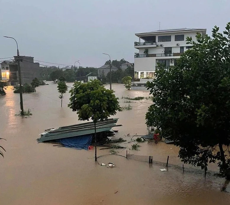 Mưa lớn gây ngập sâu ở thành phố Thái Nguyên sáng 21/6/2025.