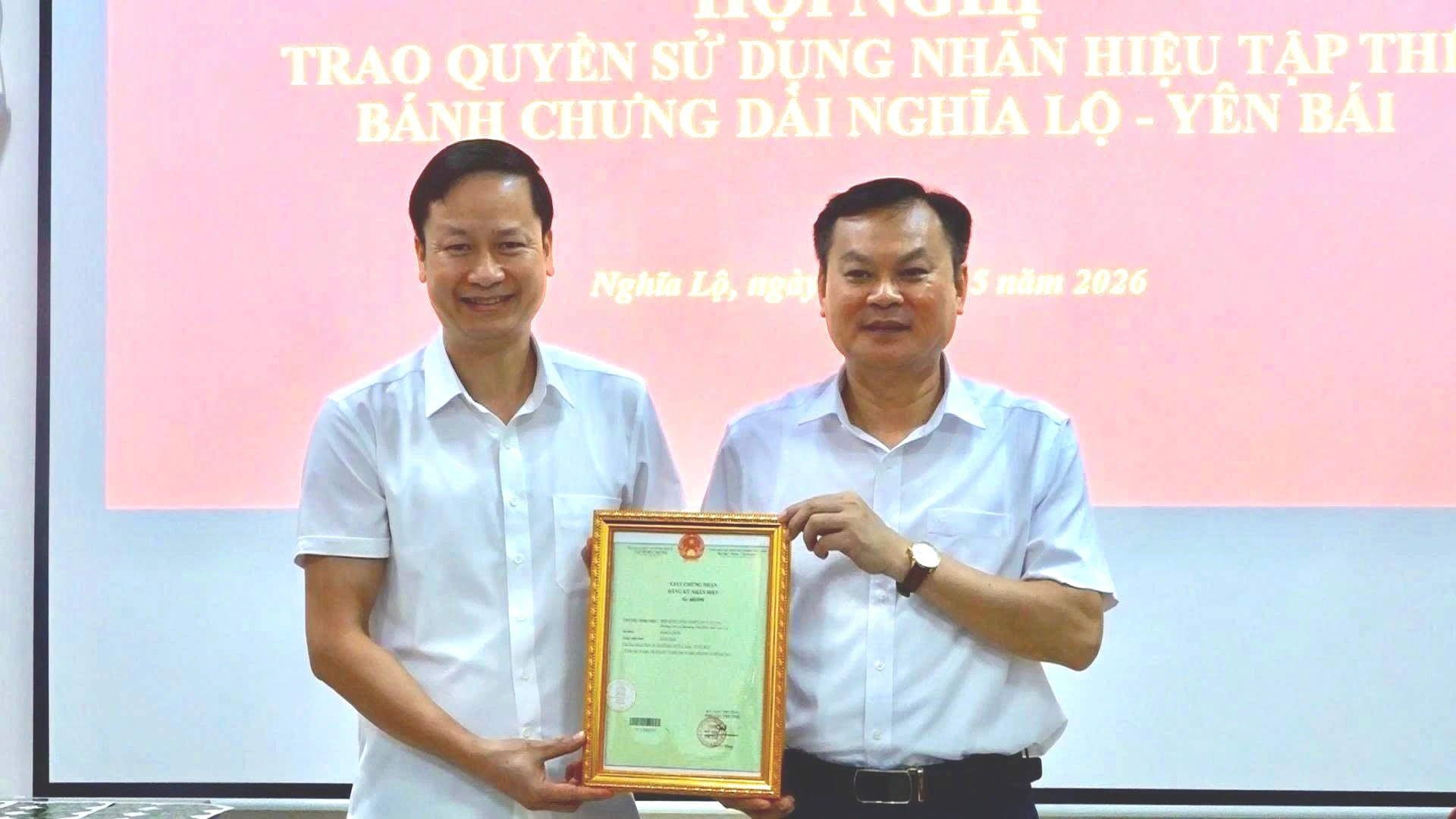 trao-van-bang-bao-ho-nhan-hieu-tap-the-banh-chung-dai-nghia-lo-yen-bai-2028.jpg