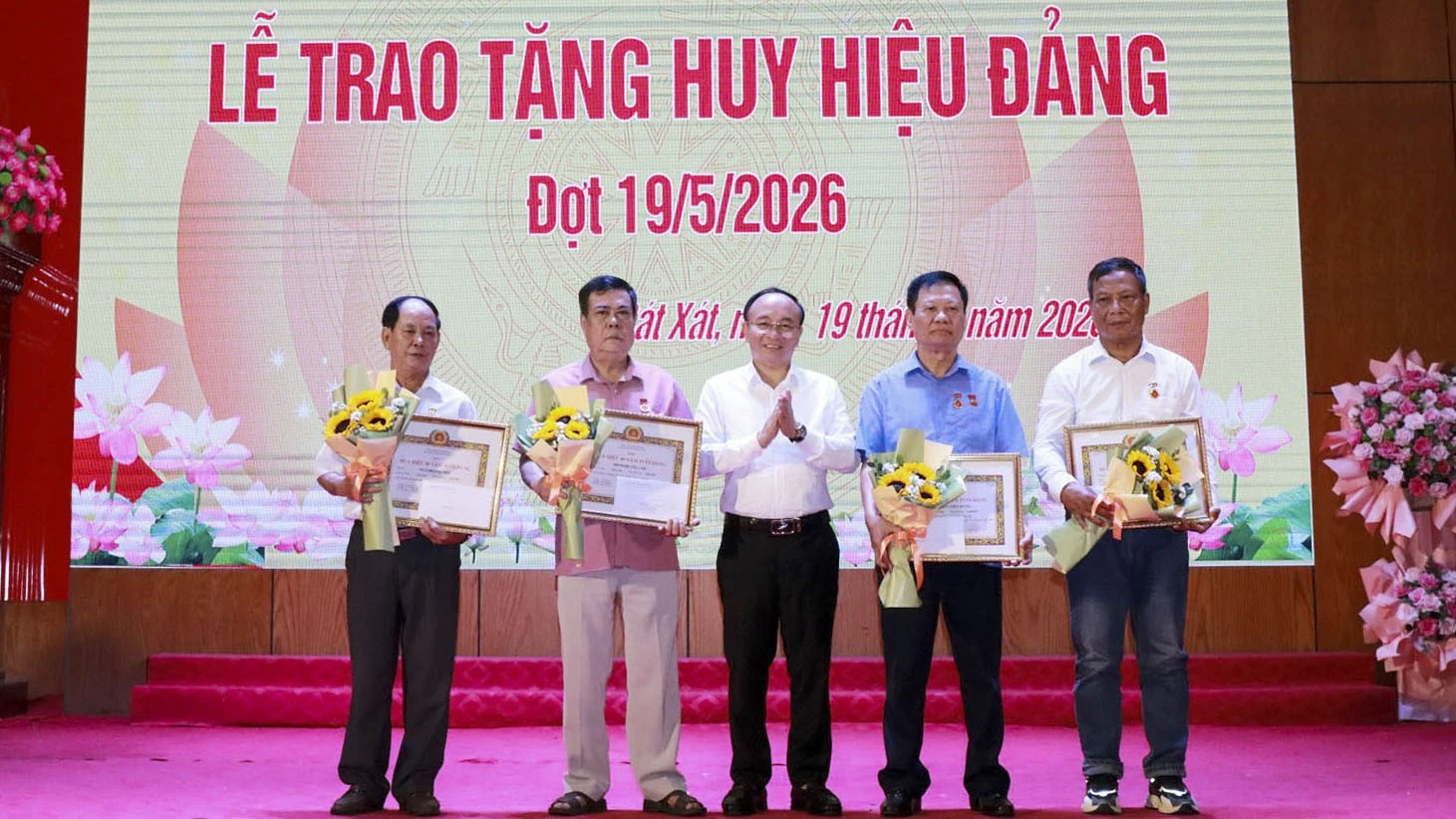 Thường trực Đảng ủy xã Bát Xát trao Huy hiệu Đảng cho các đảng viên.
