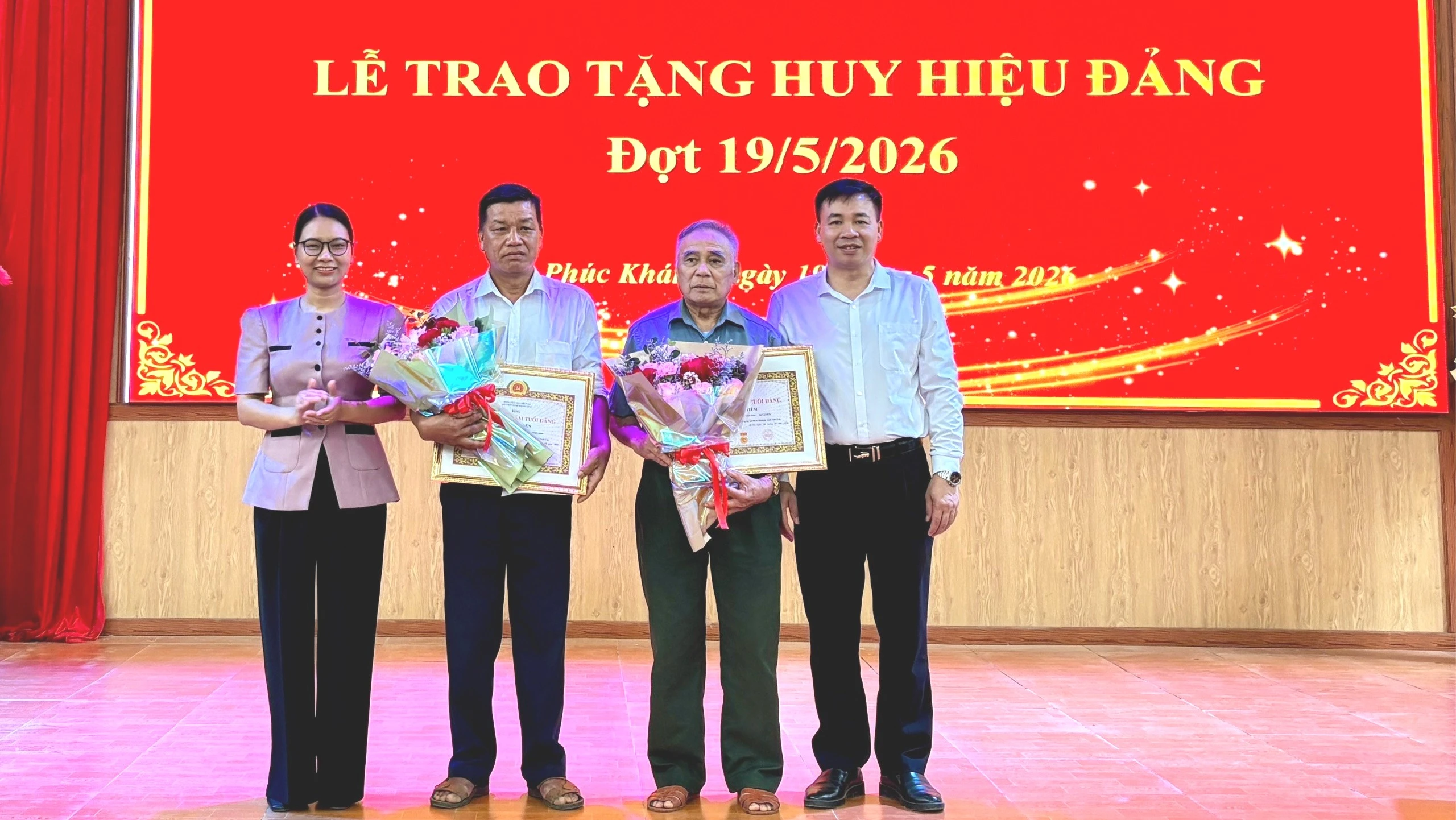 trao-tang-huy-hieu-cho-dang-vien-50-nam-tuoi-dang-1-9914.jpg
