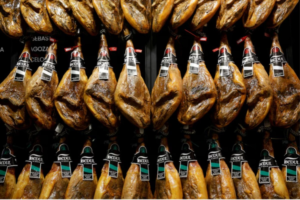 Sản phẩm đùi lợn muối tại một hội chợ thực phẩm ở Madrid, ngày 8/4.