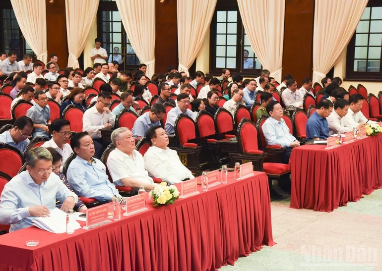 Các đồng chí lãnh đạo Đảng, Nhà nước tham dự hội nghị.