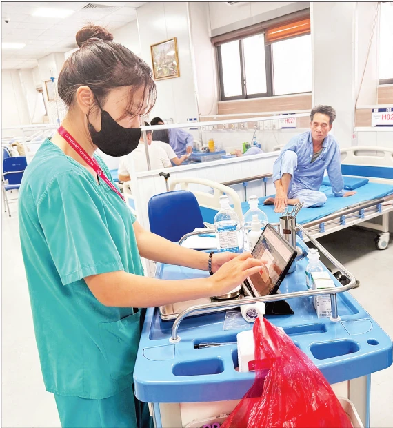 Điều dưỡng của Bệnh viện Đại học Y Hà Nội - cơ sở Hoàng Mai theo dõi, giám sát quá trình điều trị người bệnh nội trú trên bệnh án điện tử.