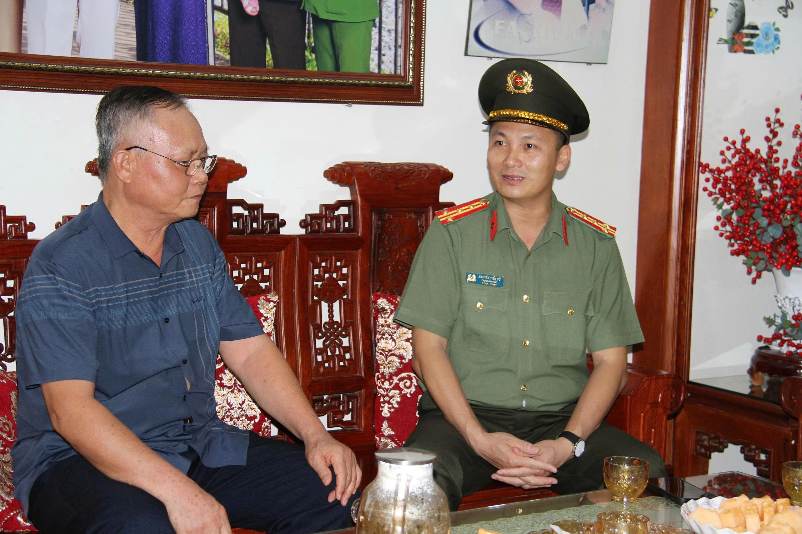 Đại tá Nguyễn Tiến Đỗ, Phó Giám đốc Công an tỉnh thăm, tặng quà thân nhân gia đình Anh hùng, liệt sĩ Trần Kim Chiến.