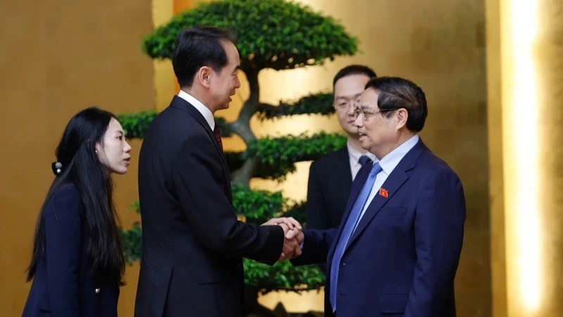 Thủ tướng Chính phủ Phạm Minh Chính và Đại sứ Trung Quốc tại Việt Nam Hà Vĩ.