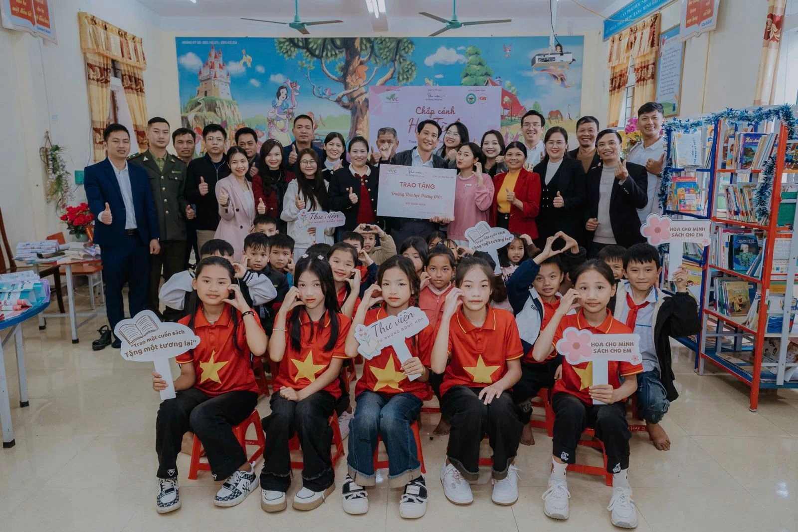 Nhóm "Thư viện từ những bông hoa" trao tặng sách cho trường Tiểu học Hương Điền, Hà Tĩnh tháng 2/2025.