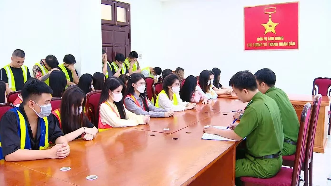 Công an Hà Nội vừa triệu tập 47 đối tượng liên quan đường dây mua bán tinh dầu thuốc lá điện tử chứa ma túy