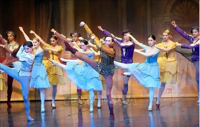 Các nghệ sĩ biểu diễn vở ba lê “Romeo &amp; Juliet”.