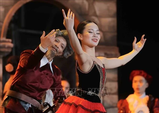 Hoạt cảnh do các nghệ sĩ Nhà hát Nhạc Vũ Kịch Việt Nam biểu diễn tại chương trình nghệ thuật "Ngày hội bình yên".