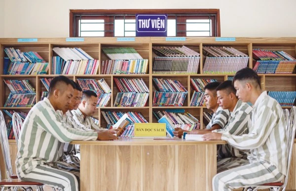 Các phạm nhân đọc sách trong Trại giam Thanh Xuân.