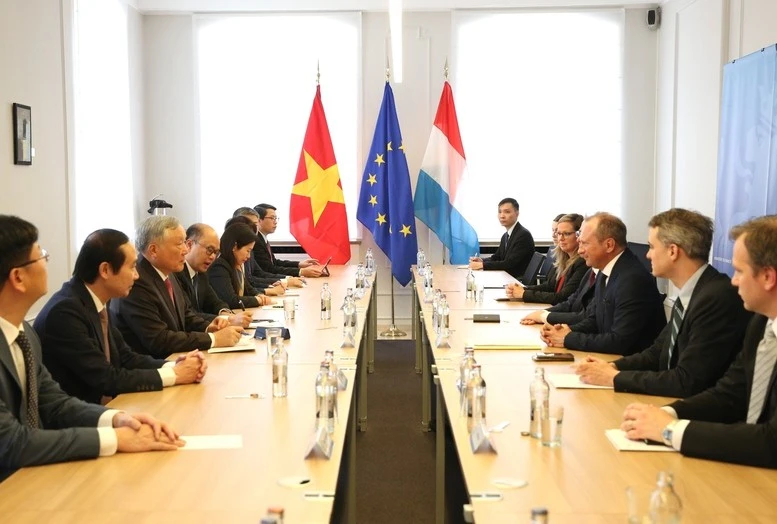 Phó Thủ tướng Thường trực Chính phủ Nguyễn Hòa Bình và Bộ trưởng Tài chính Luxembourg Gilles Roth thống nhất sẽ sớm ký kết một Bản ghi nhớ về hợp tác trong xây dựng trung tâm tài chính quốc tế tại Việt Nam.