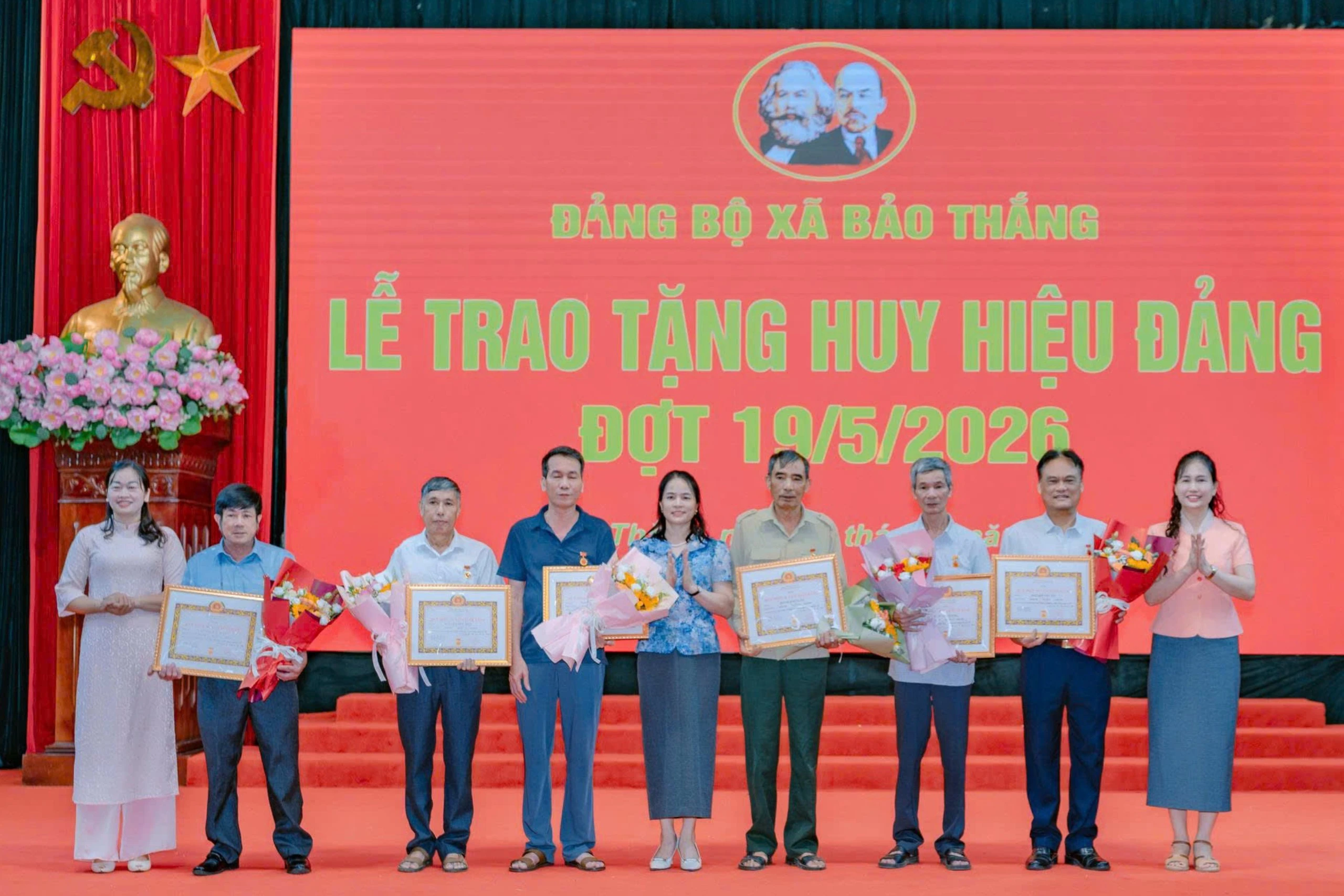 Thường trực Đảng ủy xã trao Huy hiệu Đảng cho các đảng viên.