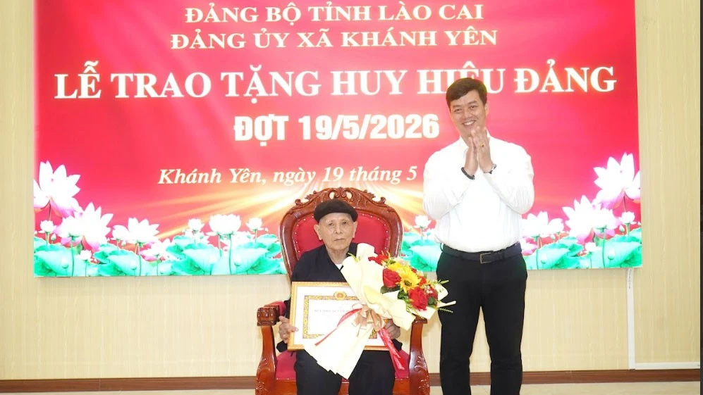 Đồng chí Nguyễn Minh Toàn trao Huy hiệu 60 năm tuổi đảng cho đảng viên Vương Thượng Hồng.