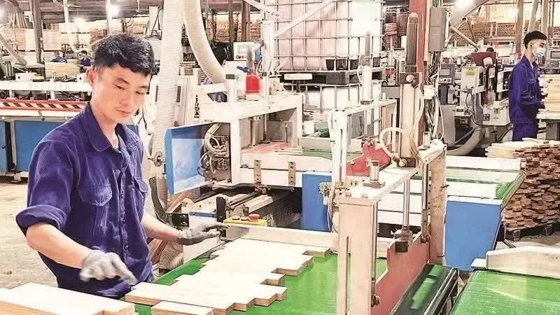Công nhân Doanh nghiệp tư nhân Đăng Khoa (xã Trấn Yên, tỉnh Lào Cai) hoàn thiện sản phẩm.